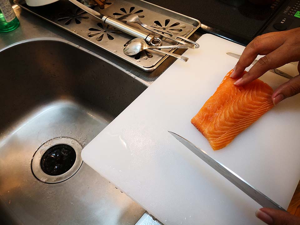 salmon sashimi หั่นรอไว้ทานกับ น้ำจิ้มซีฟู้ดแบบผง